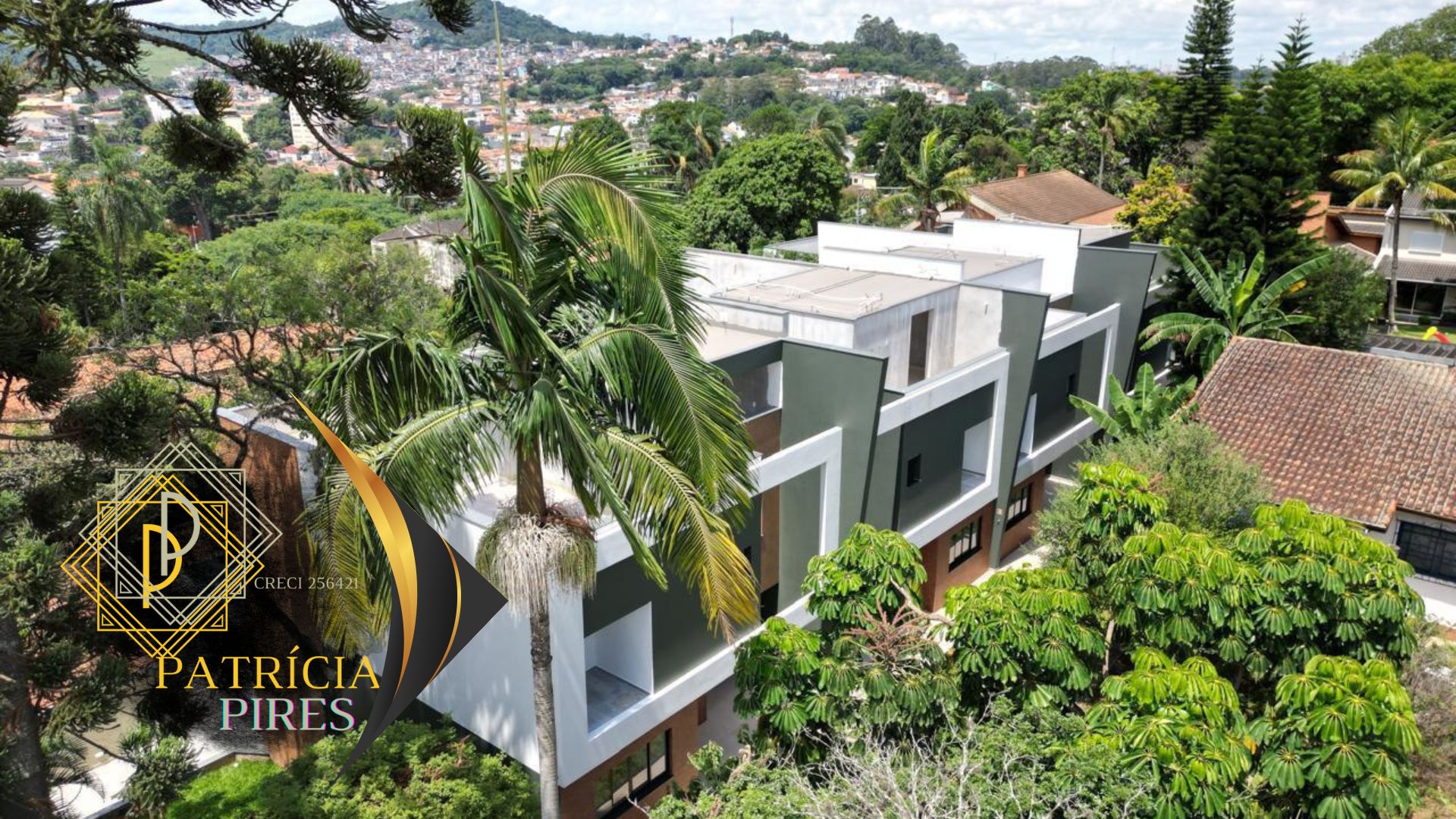 Casa de Luxo em Condomínio Fechado | 4 Suítes, Piscina e Cobertura Gourmet