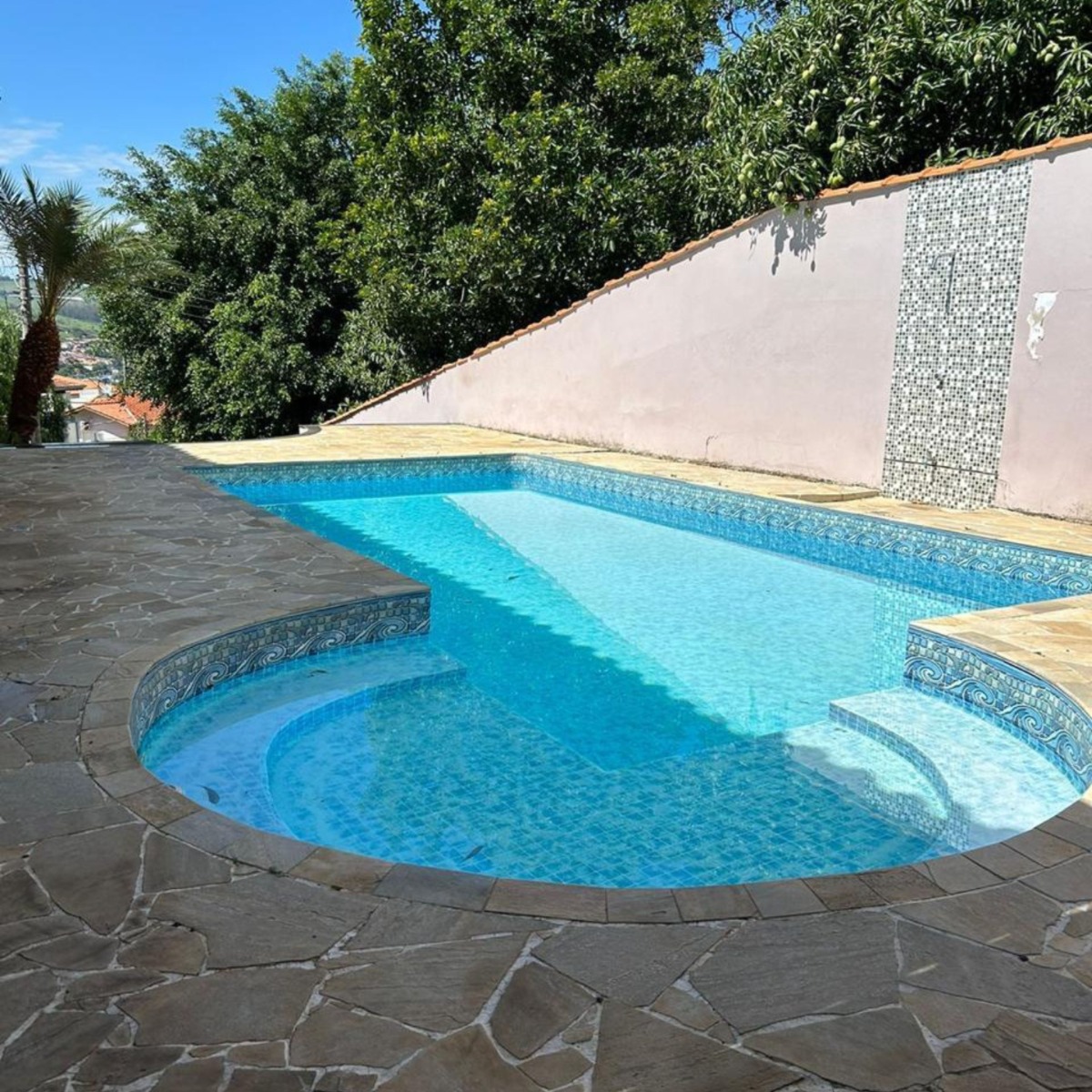 Belíssima casa com piscina no Jardim Itália 