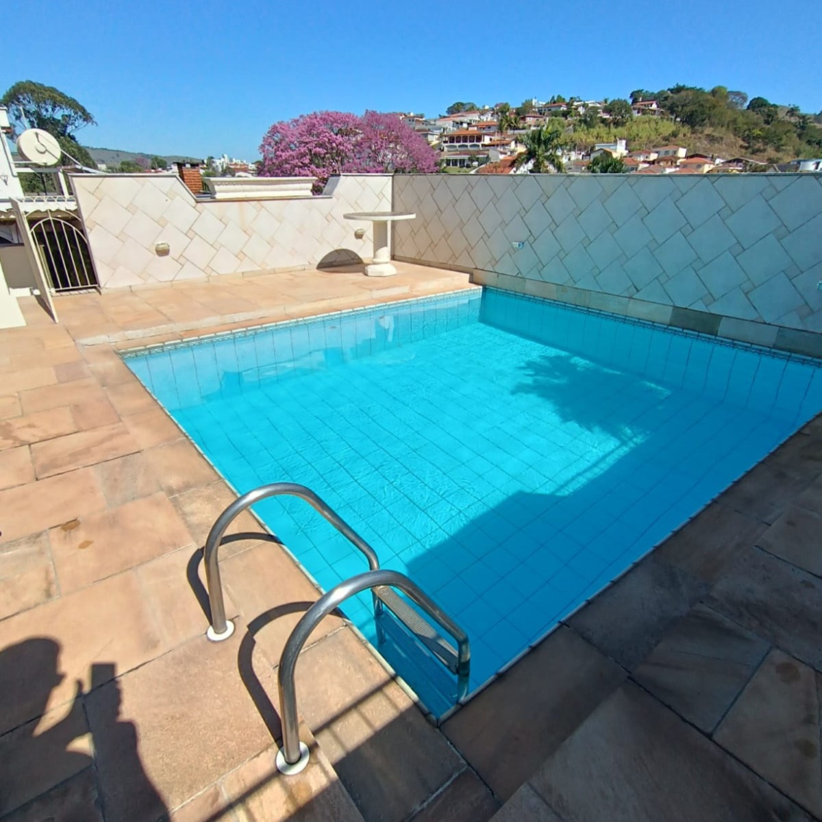 Casa com armários planejados e piscina no centro de Amparo 