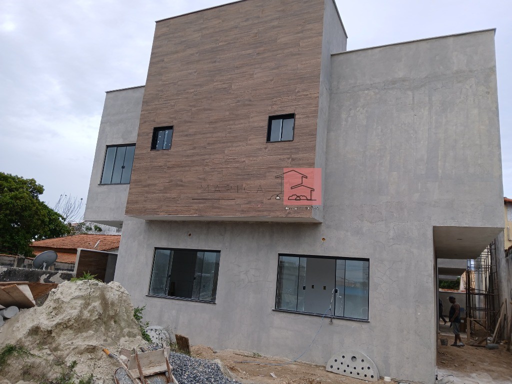 Lindo triplex com vista de mar
